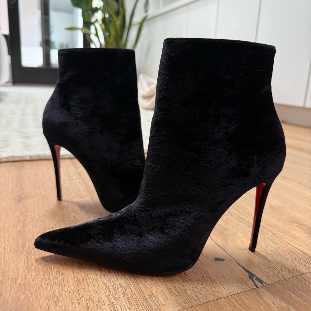 Christian Louboutin Women’s Black Velvet Heeled Pointed Toe Boots EU 39.5 NEW
